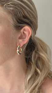 Orbit Twist Hoop